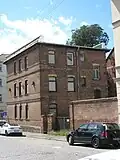 Nebengebäude Ecke Ossietzkystraße/Schlachthofstraße mit Umfassungsmauer (2021)