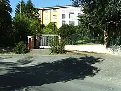 Kaserne des I. InfRgt 28 in Schlanders (Gebäude 2015 noch existent – steht leer) Koordinate 46°&nbsp;37′&nbsp;39″&nbsp;N, 10°&nbsp;46′&nbsp;3″&nbsp;O46.627510.7675
