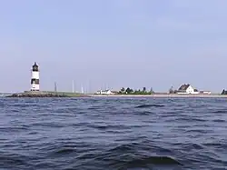 Leuchtturm, „Giftbude“ und Lotsenhaus von See aus (2009)