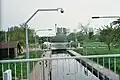 Schleuse Planena, im Hintergrund das Kraftwerk Schkopau