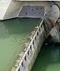 Über Hebelarm und Treibstange von oben angesteuerte Fischbauchklappe an der Offenbacher Staustufe
