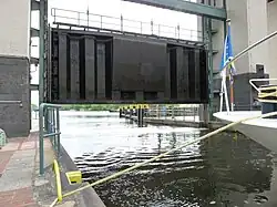 Hubtor der Schleuse Kleinmachnow beim Öffnen (Oberwasser)...