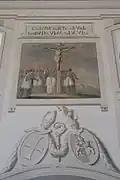 Wappen des Klosters Heilig Kreuz in Augsburg und Chronogramm über dem Eingang