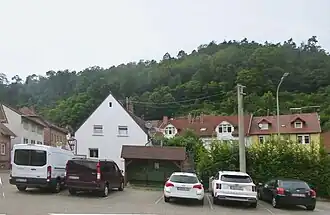 Schloßberg von der Elmsteiner Ortsmitte aus