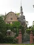 Schloss Dillich, mit dem Hoftor, Ansicht von Süden