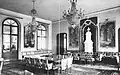 Saal im Schloss Meschitz mit gerahmten Wandbildern nach Piranesi