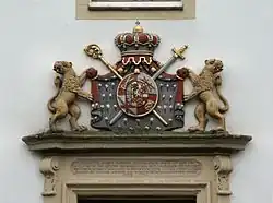 Das Wappen von Franziska Christine von Pfalz-Sulzbach über dem Schlosseingang