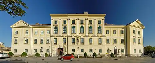 Im ehemaligen Schloss Mannersdorf am Leithagebirge ist die Stadtverwaltung untergebracht