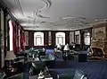 Großer Saal mit Stuckdecke und Marmorkamin