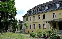 Blick vom Hof zum Portal.