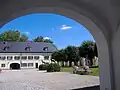 Blick durch den westlichen Schlosstorturm in den Vorpark und auf den östlichen Schlossflügel (Innenseite)