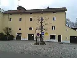 Angebauter Wirtschaftstrakt (Schlossplatz 3).