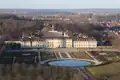 Das Schloss Ludwigsburg mit Umspannwerk Hoheneck und zuführenden Freileitungen im Hintergrund