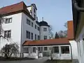 Moderner Verbindungsbau zwischen Schloss und Ökonomiegebäude