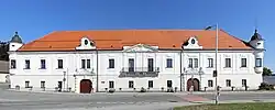 Schloss Schrems, heute Landesberufsschule, mit den Wappen der Bartenstein und Osy von Zeegwart über den Portalen und dem Wappen der Vrints im Dreiecksgiebel über dem Balkon.