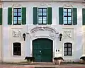 Hauptportal in der barocken Westfassade, links d. v. Miltitz-Wappen. 2005.