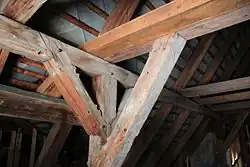 Einseitige schwalbenschwanzförmige Verblattung oder Einblattung mit Holznagel gesichert, Kopfband (Stebe)