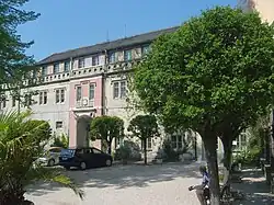 Gebäude am Vorplatz.