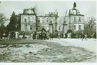 Freiwillige Helfer bergen Einrichtung aus dem Schloss