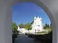 Schlosshofen Außenansicht 2017 Durchsicht unterer Torbogen