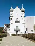 Schlosshofen Außenansicht 2017 Front Türme