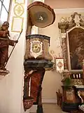 Innenansicht des Kirchenflügels, Kanzel mit Hallberg-Wappen