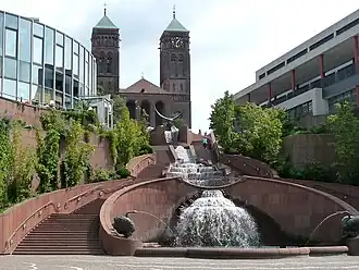 Stierbrunnen, einstiger Standort des Schlosses, im Hintergrund die katholische Kirche St. Pirmin