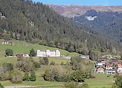 Rechts der Hügel mit den Ruinen der Burg Löwenberg, links der Neubau