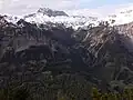 Blick vom Itonskopf (2089 m) im Verwall über das Klostertal hinweg in das Schmiedetobel, zum Rauhen Joch mit der Freiburger Hütte (siehe Annotierung) und der Roten Wand darüber. Rechts unten erkennt man die ersten Häuser von Dalaas.