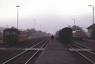 Zugkreuzung im Bahnhof Schnabelwaid mit 614 von und 798 nach Bayreuth, 1987