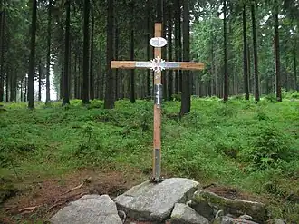 Auf dem Gipfel befindet sich ein ca. 2 m hohes Gipfelkreuz mit Gipfelbuch im schützenden Blechbehälter.