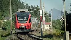 Schnellbahn-Garnitur S2 in Richtung Rosenbach, kurz vor dem Bahnhof Ledenitzen