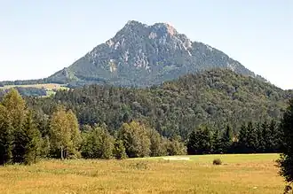 Schober vom Westende des Fuschlsees Richtung Osten: Links der Hauptgipfel, rechts das kahle Köpfel des Frauenkopfes; links am Fuß der Felszinken Wartenfels
