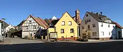 Saar-Rhein-Weg innerhalb von Schönau, Markierung auf abgesägtem Baumstamm in der Bildmitte