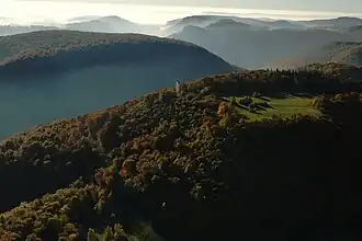 Luftbild der Hochebene mit dem Schönbergturm