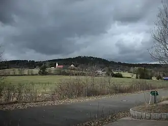 Blick vom Grenzübergang Schönberg/Vojtanov (D/CZ; B&nbsp;92/S21) nordwestwärts auf Schönberg und zum Kapellenberg