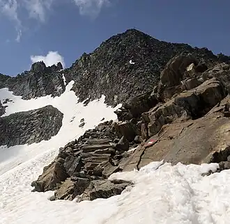 Gipfelaufbau Schönbichler Horn von Osten mit Schönbichler Grat (Berliner Höhenweg Abschnitt Schönbichler Horn - Berliner Hütte (Alpenrosenhütte)). links Waxeggkees