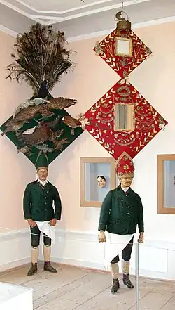 li: Vogelpercht und Schönpercht (Volkskundemuseum Salzburg) re: Schiechperchtenlarve (St.&nbsp;Johann&nbsp;/ Pongau)