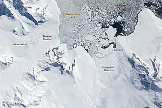 Satellitenaufnahme aus dem Jahr 2009 des nördlichen Endes der Douglas Range mit Mount Nicholas (rechts) östlich des Hampton-Gletschers
