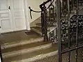 Antrittsstufen ins Stiegenhaus, allesamt Kaiserstein