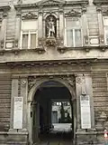 Schottenfeldgasse 45 Portal mit Merkur in der Nische bekrönt