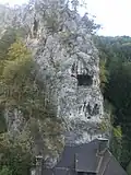 Kaverne in der Felswand an der oberen Ortsbefestigung