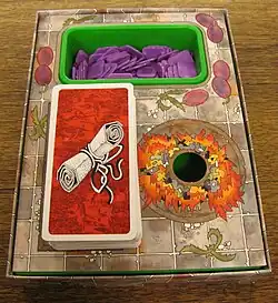 Feuerstelle, Garten und Schriftrollenstapel