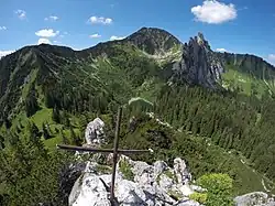 Gipfelkreuz mit Blick zu Schneeböden, Risserkogel, Plankenstein und Riederecksee