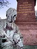 Schüchtermann-Denkmal in Dortmund (Inschrift und Skulptur an der Rückseite)