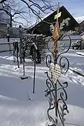 Schmiedeeiserne Grabkreuze auf dem Friedhof