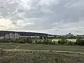 Blick über die Sportanlage Heerenschürli zum Zentrum von Hirzenbach