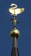 Schwan auf der Turmspitze der Evangelischen Kirche in Monschau