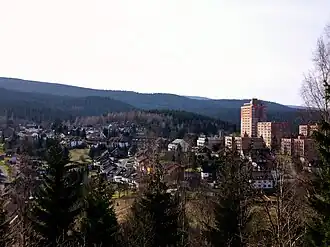 Glockenberg mit Ferienpark (rechte Bildhälfte)