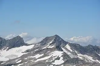 Der Schwarzkopf mit dem Kratzenberg (Bildmitte) und der dazwischenliegenden Schwarzkopfscharte. Vor dem Kratzenberg der Seekopf.